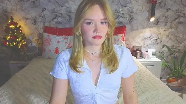 Snapshot of Aurora_Golden1 chatting on December 18, 2025, 4:46 pm Aurora Golden1 online show from December 18, 2025, 4:46 pm