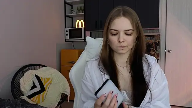 doll lol  online show from November 27, 2025, 5:59 pm