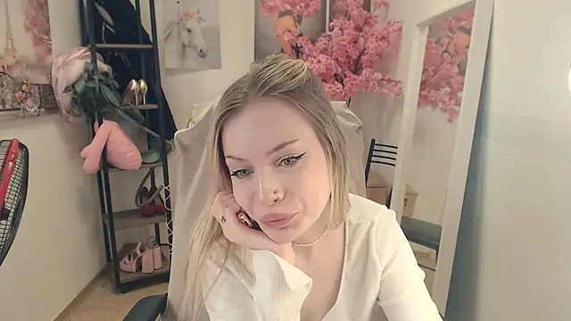 HeyDoraa online show from December 6, 2024, 4:49 pm