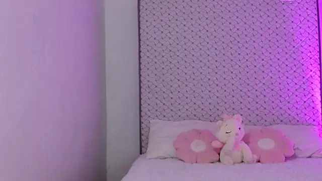 hantonella  online show from April 13, 2026, 1:27 pm