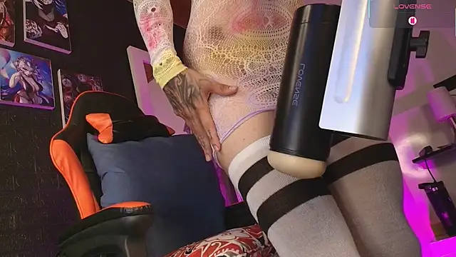 charlotte cruzx online show from June 1, 2026, 5:09 am