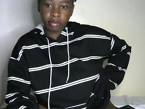 Snapshot of Novah_ chatting on April 22, 2026, 9:27 pm Novah online show from April 22, 2026, 9:27 pm
