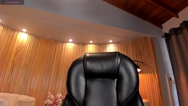 Snapshot of AlyssaDean chatting on October 13, 2025, 12:05 pm AlyssaDean online show from October 13, 2025, 12:05 pm