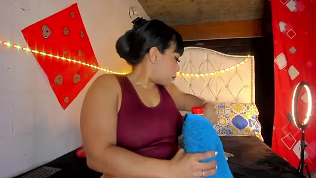 Snapshot of Elettrahot_ chatting on February 19, 2026, 5:25 am Elettrahot online show from February 19, 2026, 5:25 am