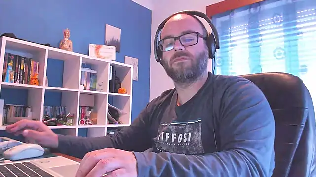 ravingr4d4 online show from March 18, 2025, 3:21 pm