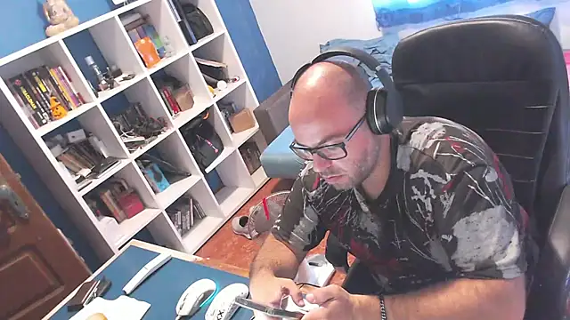 ravingr4d4 online show from September 11, 2025, 9:20 am