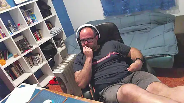 ravingr4d4 online show from April 6, 2026, 9:38 pm