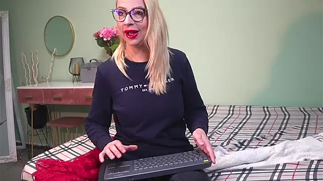 CelineConner online show from January 17, 2025, 8:13 am