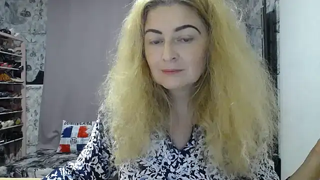 Snapshot of Helen1974 chatting on October 10, 2025, 5:39 am Helen1974 online show from October 10, 2025, 5:39 am