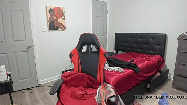 demi xoxo online show from December 4, 2024, 3:32 pm