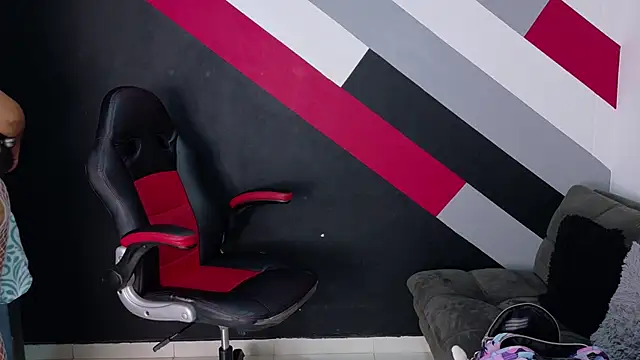 Snapshot of I_am_yours- chatting on December 22, 2025, 12:57 pm I am yours- online show from December 22, 2025, 12:57 pm