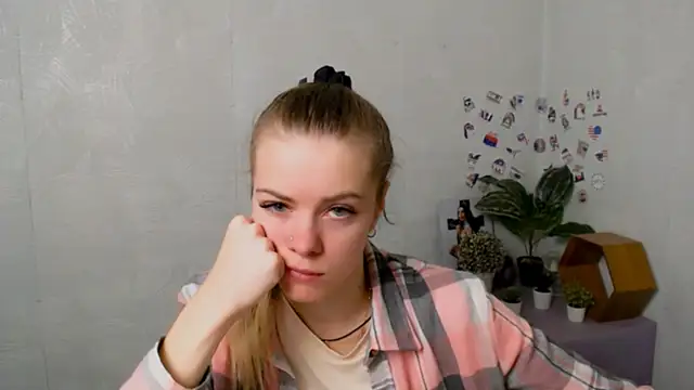 Snapshot of AliceFlirtt_ chatting on November 25, 2025, 8:14 am AliceFlirtt online show from November 25, 2025, 8:14 am