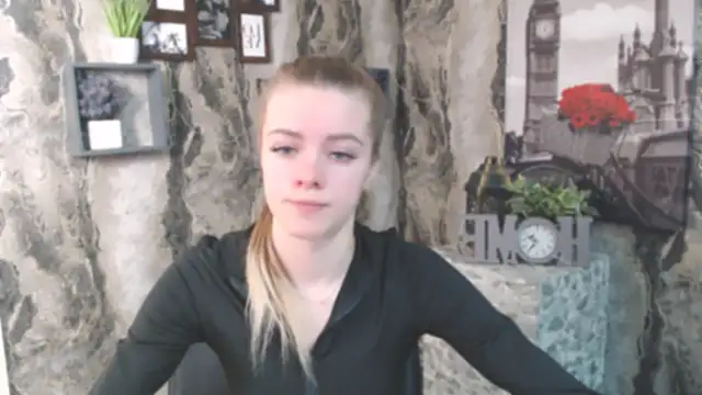 Snapshot of AliceFlirtt_ chatting on December 5, 2025, 9:51 am AliceFlirtt online show from December 5, 2025, 9:51 am