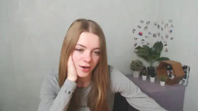 Snapshot of AliceFlirtt_ chatting on December 16, 2025, 9:36 am AliceFlirtt online show from December 16, 2025, 9:36 am