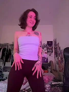 Dooubletroublee online show from May 24, 2026, 3:33 am