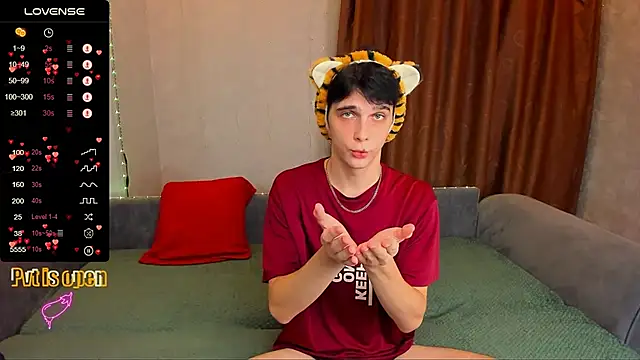 Snapshot of Aaron_Boom chatting on December 4, 2025, 12:20 am Aaron Boom online show from December 4, 2025, 12:20 am