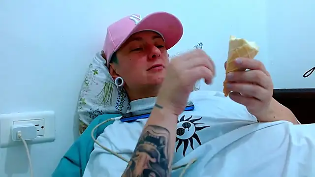 Snapshot of tomboyblue chatting on February 4, 2026, 9:09 pm tomboyblue online show from February 4, 2026, 9:09 pm