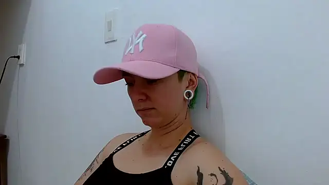 Snapshot of tomboyblue chatting on February 9, 2026, 4:22 pm tomboyblue online show from February 9, 2026, 4:22 pm