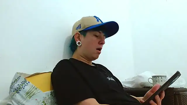 Snapshot of tomboyblue chatting on February 25, 2026, 4:05 pm tomboyblue online show from February 25, 2026, 4:05 pm