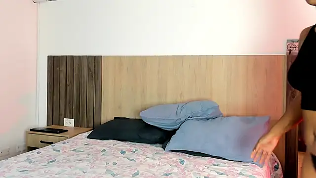 rebeca cortez  online show from November 10, 2025, 7:57 pm