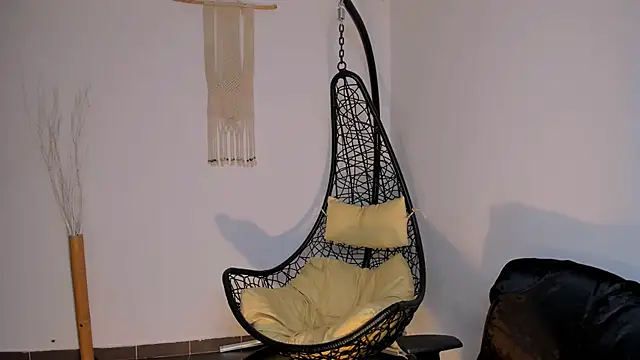 Snapshot of Nina-monroe chatting on December 11, 2024, 12:44 am Nina-monroe online show from December 11, 2024, 12:44 am