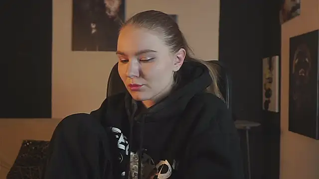 ValerieViolette online show from December 15, 2024, 8:25 pm