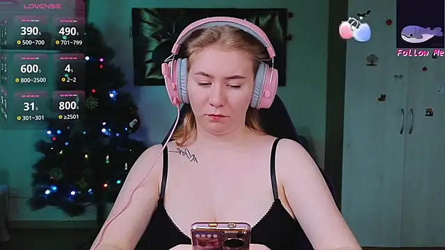 Snapshot of D0nna_ chatting on December 2, 2025, 9:21 pm D0nna online show from December 2, 2025, 9:21 pm