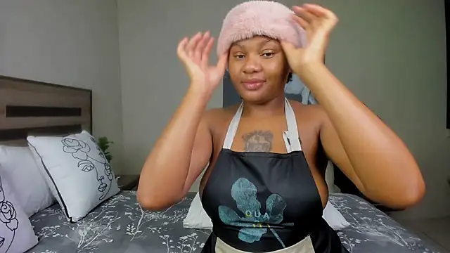Snapshot of Renee-18 chatting on February 19, 2025, 10:12 am Renee-18 online show from February 19, 2025, 10:12 am