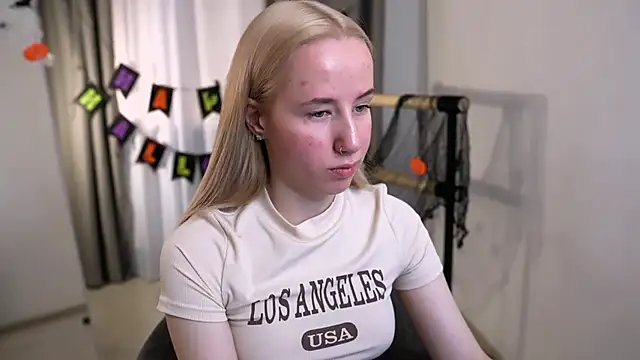 Snapshot of Cassie_Kelman chatting on October 20, 2025, 8:53 pm Cassie Kelman online show from October 20, 2025, 8:53 pm