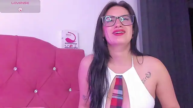 Snapshot of LucianaTomson chatting on December 21, 2025, 1:46 am LucianaTomson online show from December 21, 2025, 1:46 am