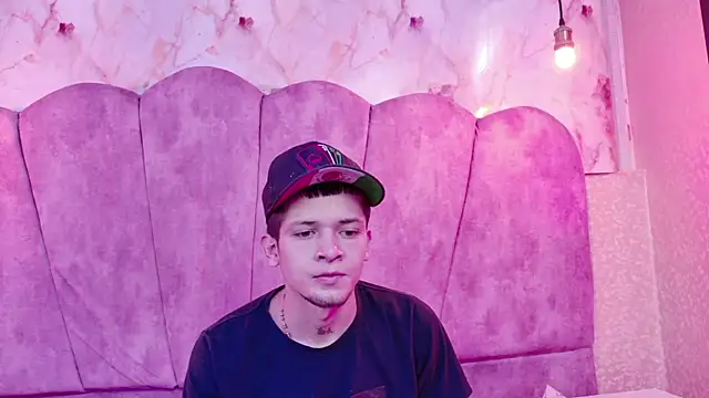 Snapshot of kendalltaylorr chatting on December 18, 2025, 12:44 pm kendalltaylorr online show from December 18, 2025, 12:44 pm