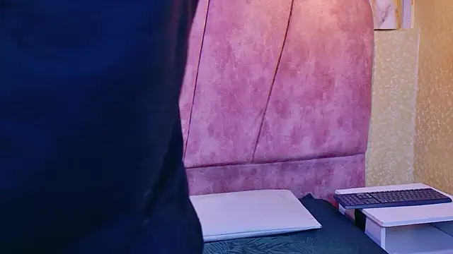 Snapshot of kendalltaylorr chatting on January 7, 2026, 12:29 pm kendalltaylorr online show from January 7, 2026, 12:29 pm