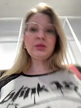 Teya moon  online show from December 23, 2025, 8:56 am