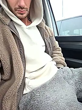 Snapshot of Zeefy chatting on December 17, 2025, 7:36 am Zeefy online show from December 17, 2025, 7:36 am