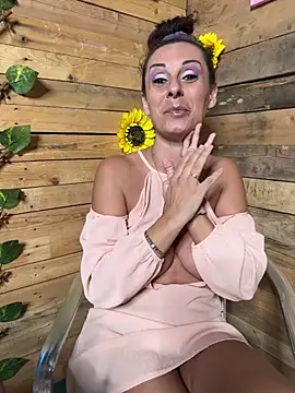 Snapshot of therealbeverlycious chatting on February 5, 2026, 9:52 pm therealbeverlycious online show from February 5, 2026, 9:52 pm