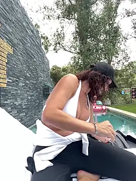 Snapshot of therealbeverlycious chatting on February 24, 2026, 10:08 pm therealbeverlycious online show from February 24, 2026, 10:08 pm