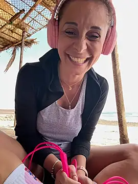 Snapshot of therealbeverlycious chatting on March 7, 2026, 12:46 pm therealbeverlycious online show from March 7, 2026, 12:46 pm