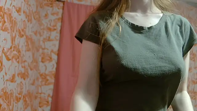 Snapshot of strawberrysmoothie chatting on February 12, 2026, 5:46 am strawberrysmoothie online show from February 12, 2026, 5:46 am