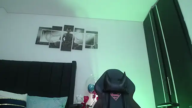 Snapshot of muscle_ares chatting on February 18, 2025, 10:49 am muscle ares online show from February 18, 2025, 10:49 am