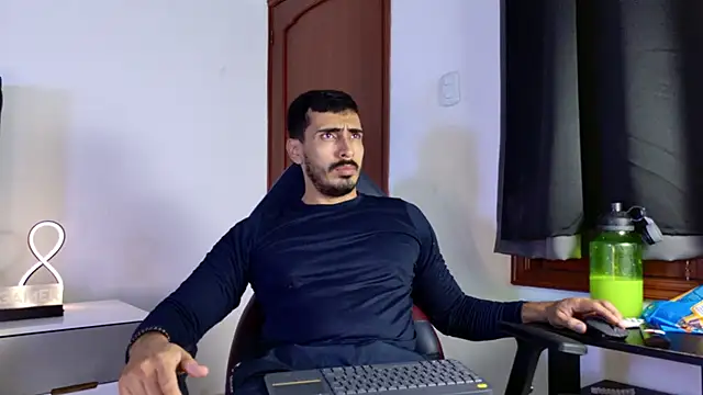 Snapshot of muscle_ares chatting on November 8, 2025, 12:22 am muscle ares online show from November 8, 2025, 12:22 am