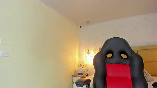 LARSONMIA online show from October 20, 2025, 12:27 pm