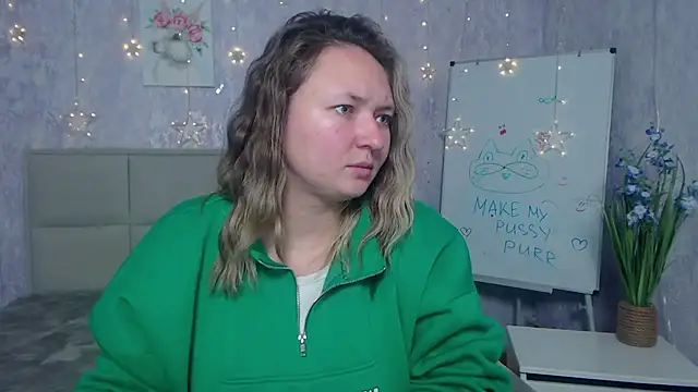 Snapshot of SallyVerda chatting on November 5, 2025, 7:03 pm SallyVerda online show from November 5, 2025, 7:03 pm