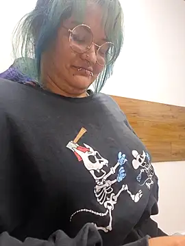 lucky-leah online show from April 16, 2026, 4:24 am