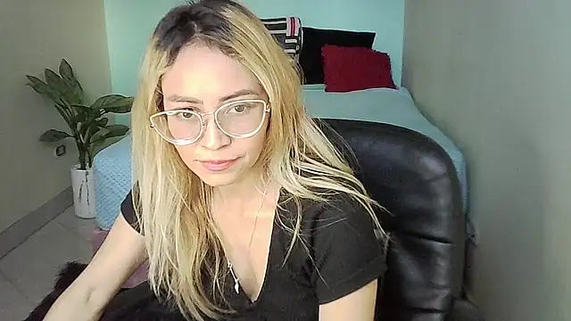 Snapshot of JuliaMack chatting on February 26, 2025, 10:09 pm JuliaMack online show from February 26, 2025, 10:09 pm