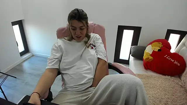 Dyana Kaylinn online show from April 7, 2026, 4:57 am