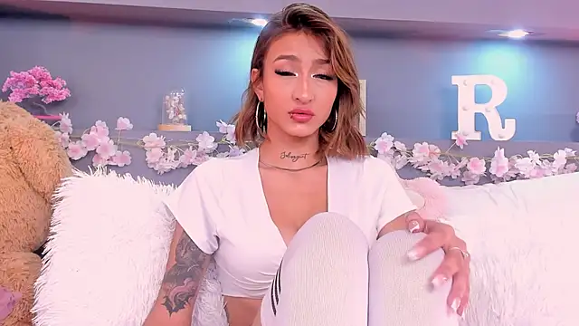 rosemonrooe online show from November 8, 2025, 2:28 pm