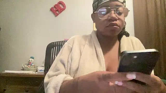 MommyConfident online show from October 30, 2025, 1:34 pm