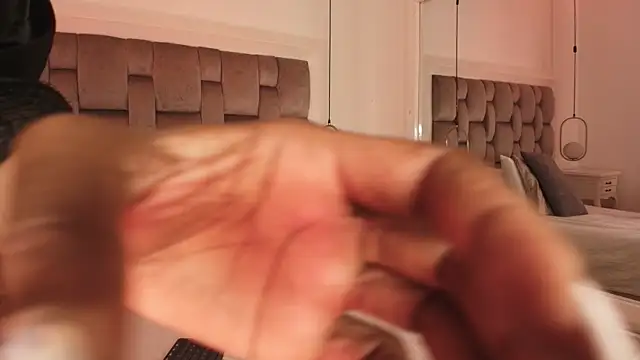 PamelaMendez  online show from November 29, 2025, 4:04 am