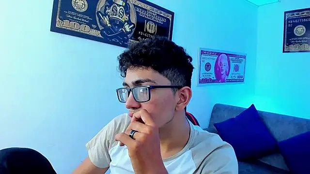 Snapshot of TylerWhite_ chatting on January 21, 2025, 6:33 am TylerWhite online show from January 21, 2025, 6:33 am