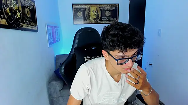 Snapshot of TylerWhite_ chatting on March 1, 2025, 5:52 am TylerWhite online show from March 1, 2025, 5:52 am